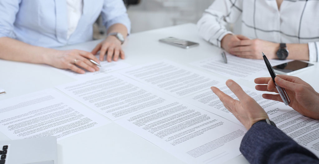 Cinq documents officiels français de création d'entreprise disposés chronologiquement de gauche à droite : statuts signés, attestation de dépôt bancaire, annonce légale, formulaire INPI et extrait Kbis